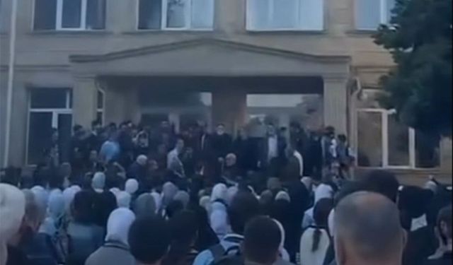 Azerbaycan’daki okullarda başörtüsü yasağı büyük tepki çekiyor