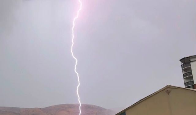 Siirt'te yıldırımın tarlaya düştüğü anlar kamerada