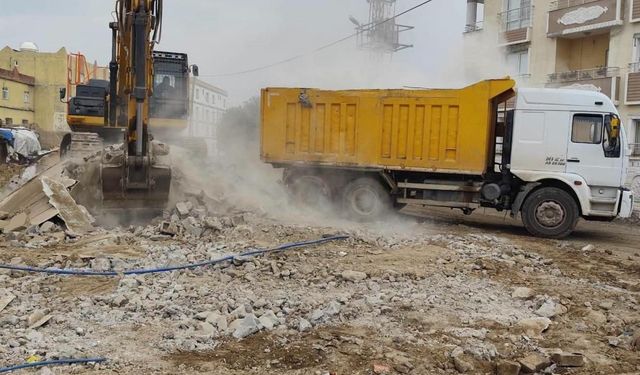 Şırnak'ta iki köyde çalışma: Metruk binalar bir bir yıkılıyor