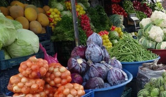Van'da turşu kuracaklar pazarlara akın etti: Fiyatı dikkat çekiyor