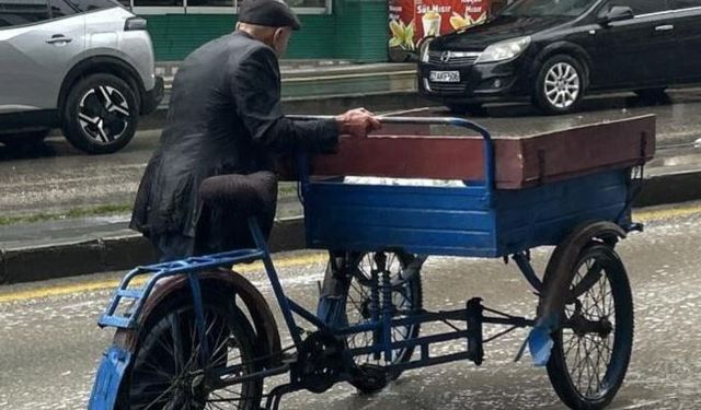 Van'da yağışa hazırlıksız yakalanan vatandaşlar iş yerlerine sığındı