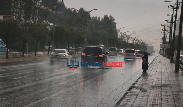 Bitlis’te sağanak yağış etkili oldu: Vatandaşlar zor anlar yaşadı