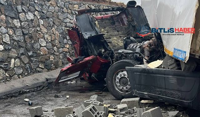 Yağış kazaya neden oldu: Tır istinat duvarına çarptı