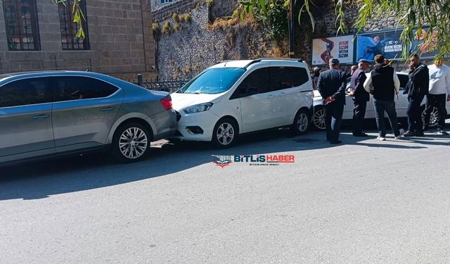 Bitlis'te Maddi Hasarlı Zincirleme Trafik Kazası