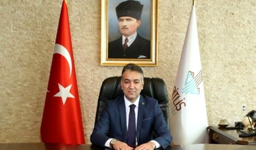 Bitlis Valisi Oktay Çağatay: Bitlis Valisi Oktay Çağatay, 10 Ocak Çalışan Gazeteciler Günü dolayısıyla bir kutlama mesajı yayımladı. Vali Çağatay, yayımladığı mesajda, "Kamuoyunu bilgilendirmek adına doğru haber verme, tarafsızlık, objektiflik, özel hayata ve kişilik haklarına saygı gibi değerleri içerisinde bulunduran önemli bir mesleği icra eden gazeteciler, ilkeli yayıncılık anlayışıyla olayları tarafsız bir şekilde halka aktararak vatandaşın en doğal hakkı olan doğru ve eksiksiz bilgi almalarını sağlayarak milletin vicdanına ses olmaktadırlar. Ulusal basınımızın yanında güzel ilimizde ve bölgemizde yaşanan olaylar ve gelişmelerden bizlerin haberdar olmasını sağlayan, yerel basınımız her koşulda ve her şartta sorumluluk duygusu içinde toplumun haber alma özgürlüğü adına gecelerini gündüzlerine katmak suretiyle emeklerini ortaya koyarak başarı ile görev yapmaktadırlar. Gazetecilik mesleği, özellikle çok büyük fedakarlık isteyen ve zor şartlarda yapılan bir meslektir. Kamuoyunu bilgilendirmek için günün her saatinde haber peşinde koşan gazetecilerimiz zor şartlarda ve sorumluluk duygusu içinde vatandaşları gelişen olaylar hakkında aydınlatmak için büyük bir özveri ile çalışırken, önemli bir kamu görevini de icra etmektedirler. Bu açıdan basın çalışanlarımızı takdir etmemek mümkün değildir. Bu duygu ve düşüncelerle Bitlis Valiliği olarak yürüttüğümüz tüm çalışmalarda büyük desteğini aldığımız basınımıza teşekkürlerimi sunuyor, ilkeli ve objektif bir anlayışla devam edeceğine inandığım çalışmalarında başarılar diliyor, tüm basın mensuplarının 10 Ocak Çalışan Gazeteciler Günü'nü kutluyor, en içten sevgi ve saygılarımı sunuyorum" dedi.