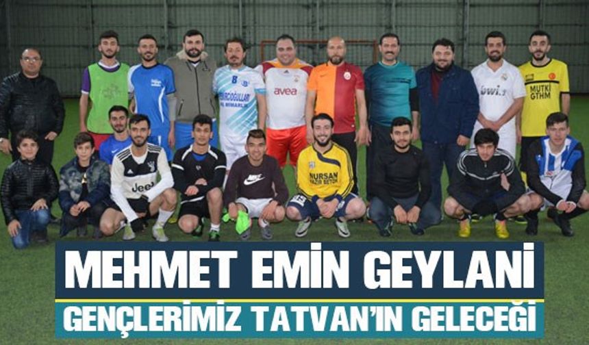 Mehmet Emin Geylani, gençlerle halı saha maçı yaptı