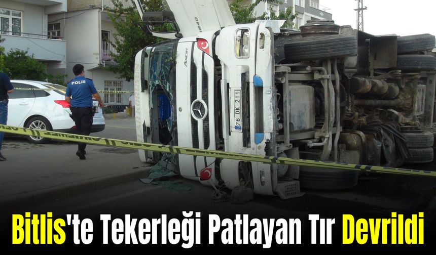 Bitlis'te Tekerleği Patlayan Tır Devrildi: Sürücü Yaralandı