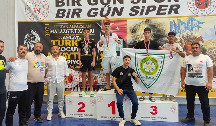 Bitlis'te Düzenlenen Muaythai Şampiyonasında Özlem Yanak Birinci Oldu