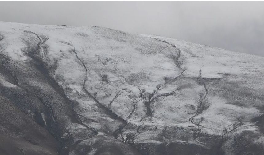 Bitlis'in Komşu İlinde Mevsimin İlk Karı Yağdı