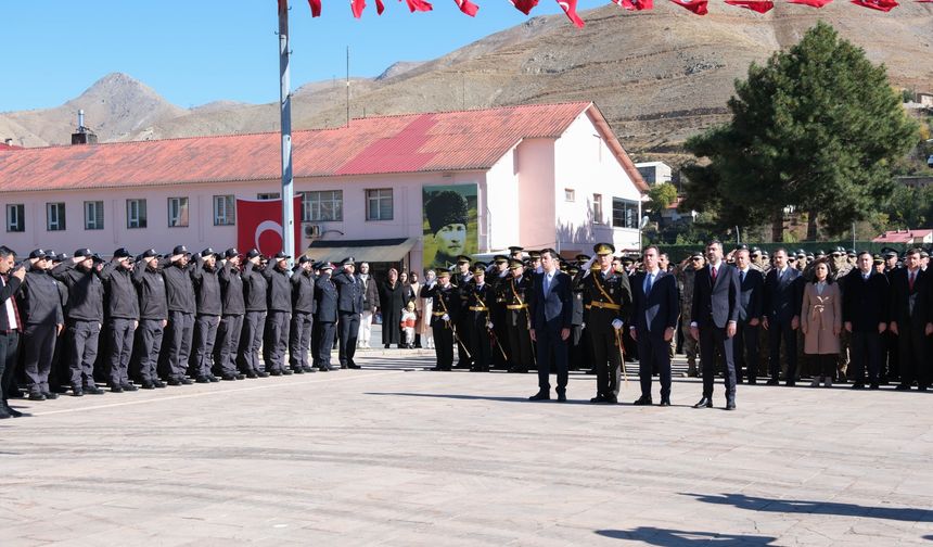 Cumhuriyet’in 101. Yılında Bitlis’te Çelenk Sunma Töreni Düzenlendi