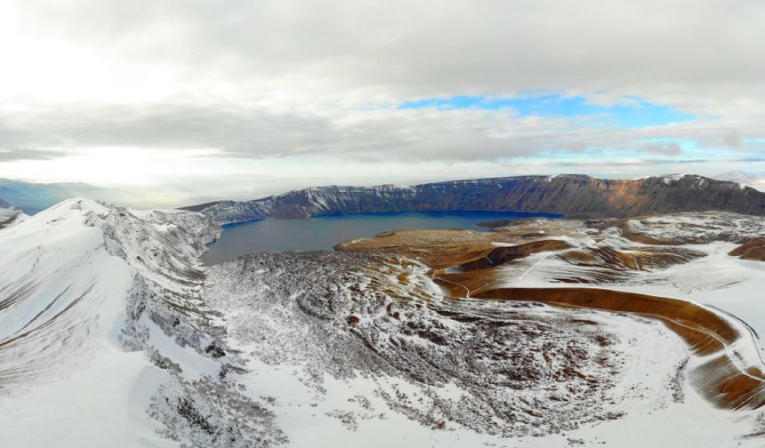 Ziyarete Kapanan Nemrut Kalderası Beyaz Gelinliğini Giydi