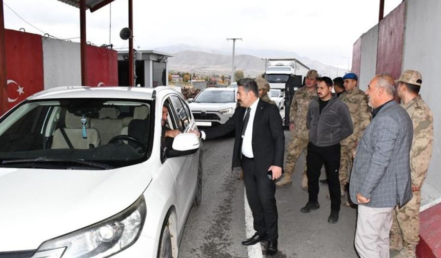 Kaymakam Özçelik, Jandarma Yol Kontrol Noktasını Ziyaret Etti