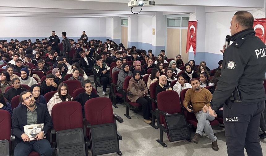 Tatvan Polisi Öğrencilere Dijital Güvenlik Eğitimi Verdi