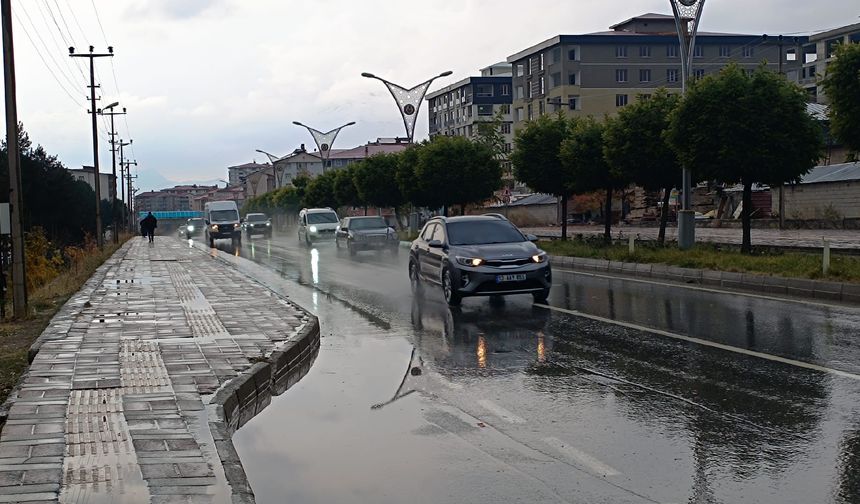 Bitlis'te Sağanak Yağış Hayatı Olumsuz Etkiledi