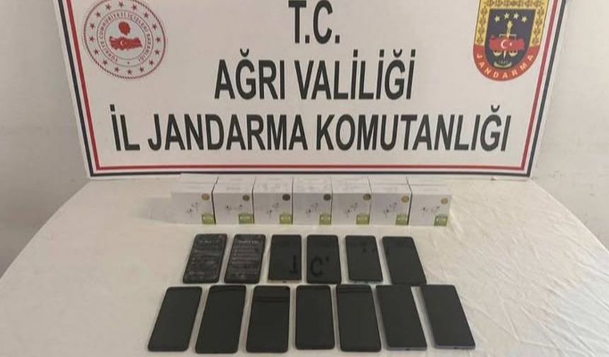 Jandarma Kaçak Cep Telefonu ve Kulaklık Ele Geçirdi