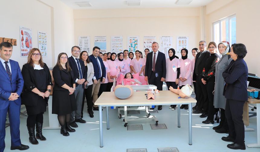 Bitlis Eren Üniversitesi Ebelik Bölümü Laboratuvarları Hizmete Açıldı