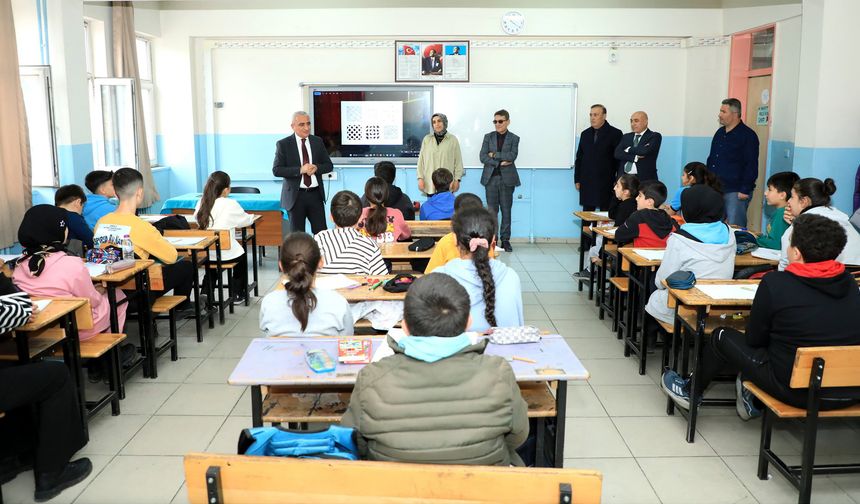 Bitlis İl Milli Eğitim Müdürü Gür, Tuğ Ortaokulu'nu Ziyaret Etti