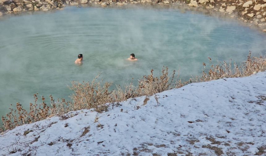 Bitlis'te dondurucu soğuklara rağmen sıcak su keyfi yapıyorlar