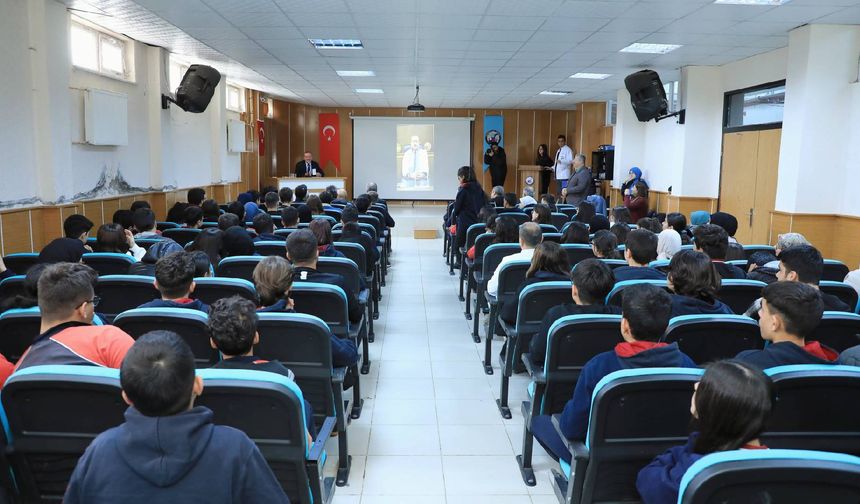 Tatvan Fen Lisesi’nde 'Kariyer Günleri' Konulu Konferans Düzenlendi