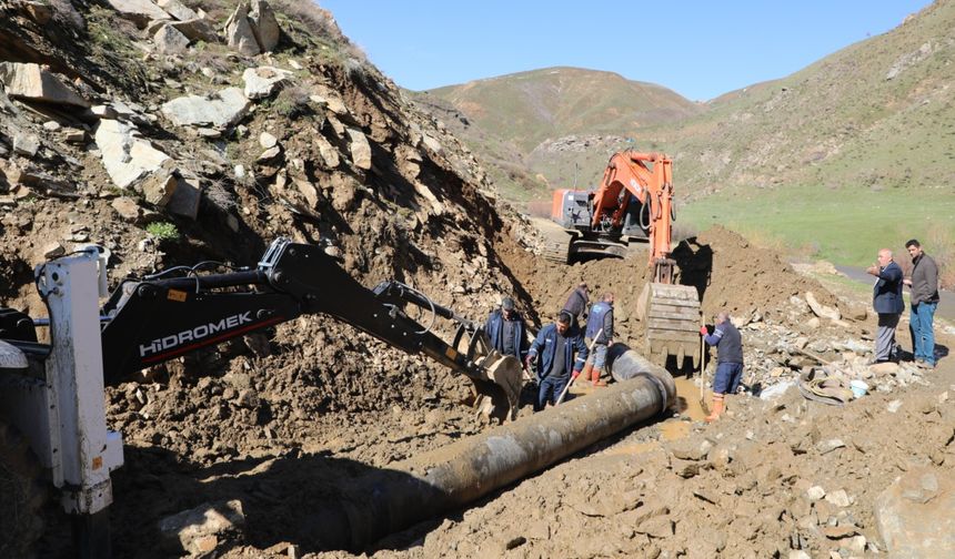 Bitlis’te Heyelan Sonrası Ana Su Hattı Patladı