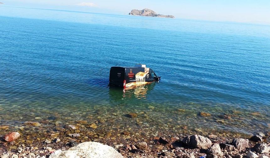 Van-Bitlis Kara Yolunda Börek Firmasına Ait Minibüs Göle Uçtu