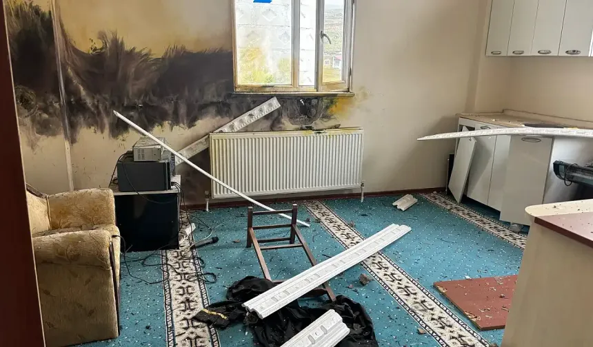 Ağrı’da Camiye Yıldırım Düştü: Büyük Hasar Oluştu