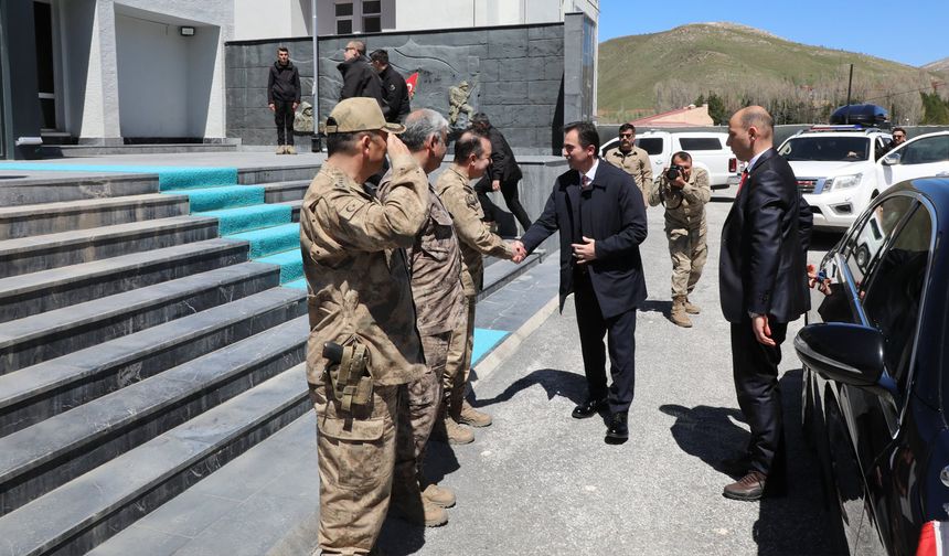 Bitlis Valisi Karakaya, İl Jandarma Komutanlığını Ziyaret Etti