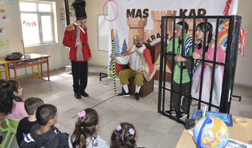 Bitlis'te Köy Çocukları İlk Kez Tiyatro ile Tanıştı