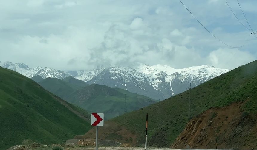 Yüksekova’da Mayıs Sürprizi: Sağanak ve Kar Yağışı Etkili Oldu
