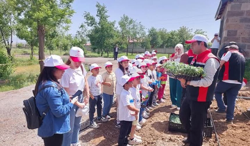 Güroymak'ta Minik Öğrencilere Uygulamalı Tarım Eğitimi