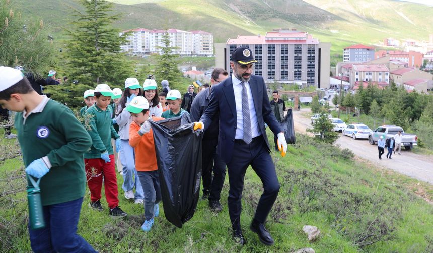 Belediye Başkanı Tanğlay, Çocuklarla El Ele Çöp Topladı
