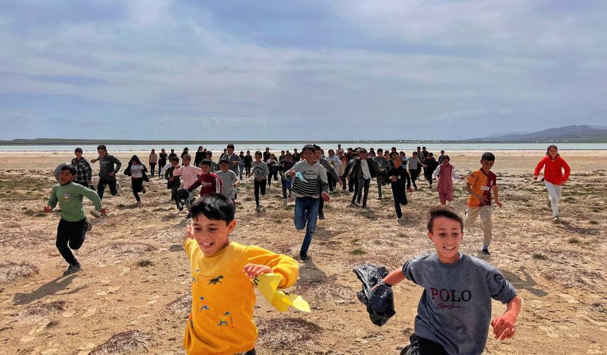 Adilcevazlı Öğrenciler 'Göl Bizim, Temizlik Hepimizin' Sloganıyla Arin Gölünü Temizledi