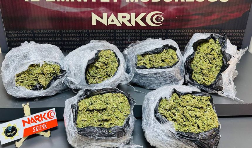 Araçların içinde 5 kilo 400 gram shunk ele geçirildi