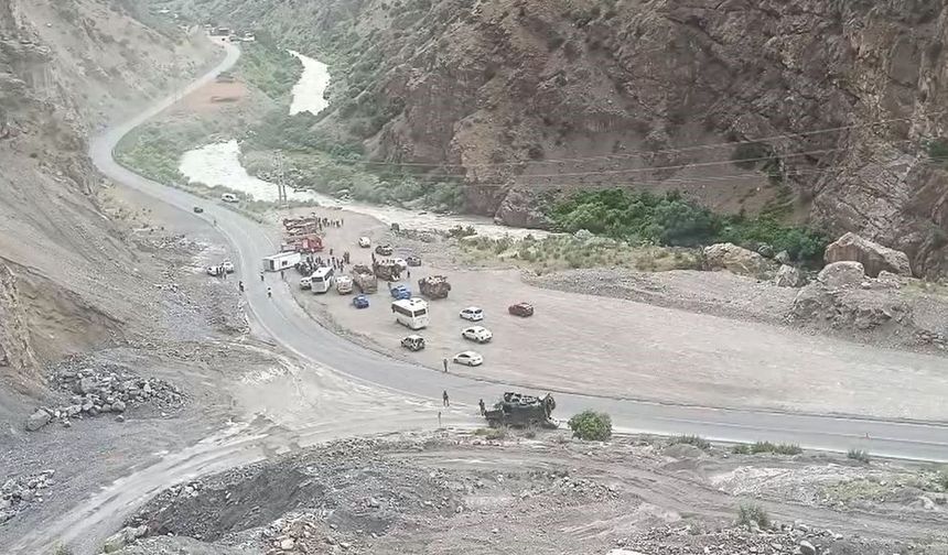 Hakkari’de Devrilen Midibüste 6 Asker Yaralandı