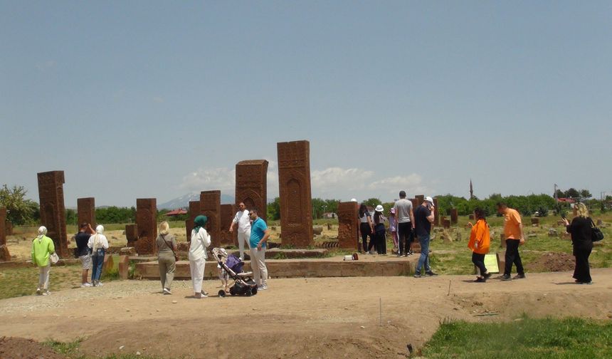 Kurban Bayramı'nda Ahlat'ta Ziyaretçi Yoğunluğu Yaşanıyor