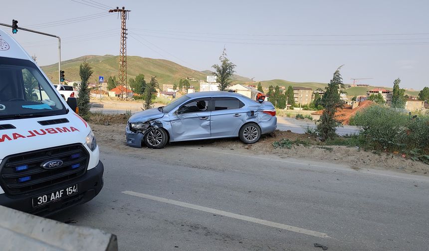 Otomobil ile kamyon çarpıştı: 5 kişi yaralandı