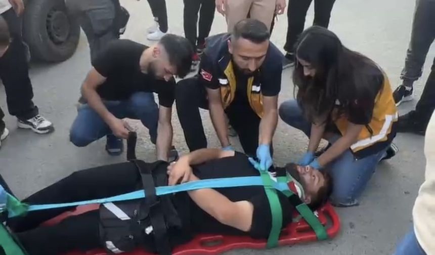 Otomobil ile Motosiklet Çarpıştı: Sürücü Yaralandı, Otomobil Sürücüsü Kaçtı