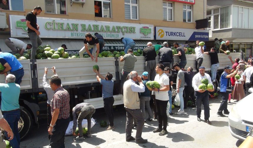 Ahlatlı Hayırsever Çiftçi 30 Ton Karpuzu Ücretsiz Vatandaşlara Dağıttı