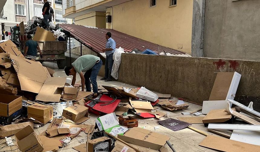 Siirt’te Apartman Boşluğundan 2 Traktör Dolusu Çöp Çıkarıldı