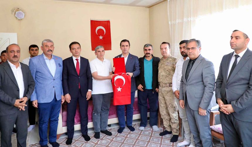 Bitlis Valisi Karakaya, Hizan’da Şehit Yakınları ve Gazileri Ziyaret Etti