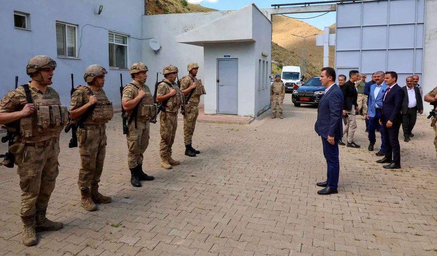 Bitlis Valisi Karakaya'dan Hizan’daki Güvenlik Noktalarına Moral Ziyareti