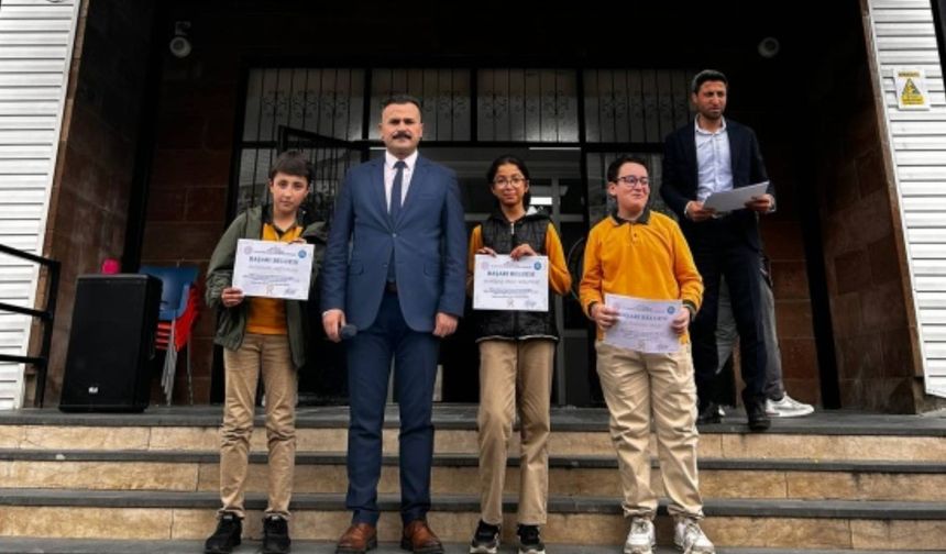 Bitlis'te İmam Hatipli 3 Öğrenciden Bursluluk Sınavında Tam Puan