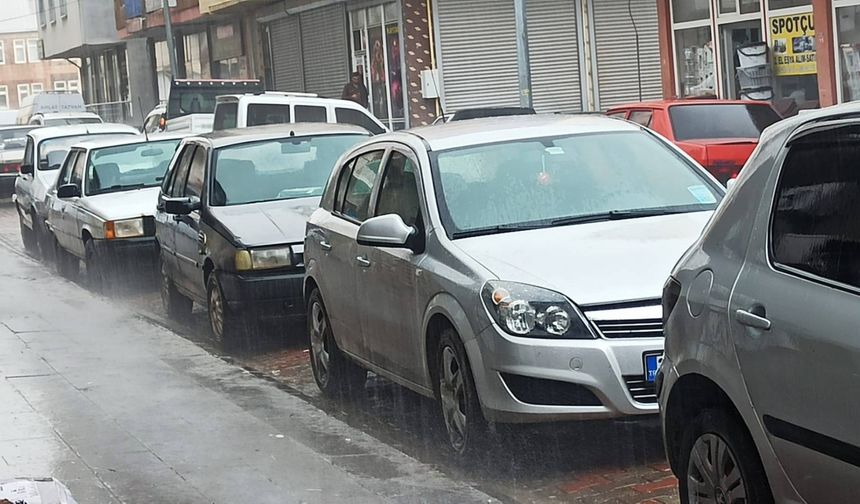 Ahlatlılar Bayram Alışverişinde Yağmura Hazırlıksız Yakalandılar