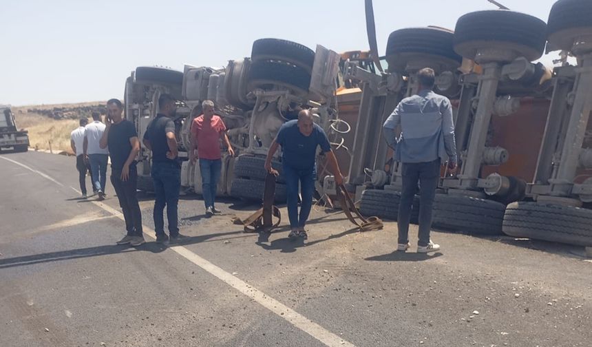 Diyarbakır’da Asfalt Yüklü Kamyon Devrildi