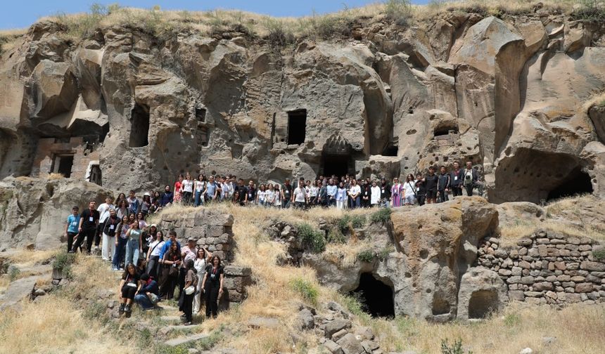 Antalyalı Öğrenciler Ahlat'ın Tarihi Mekanlarını Gezdi