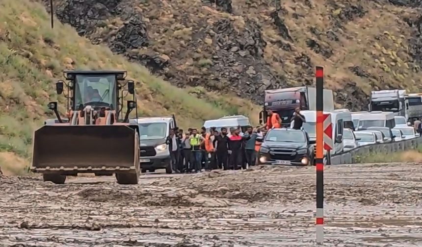 Van Yolunda Heyelan: Araçlar Yolda Mahsur Kaldı