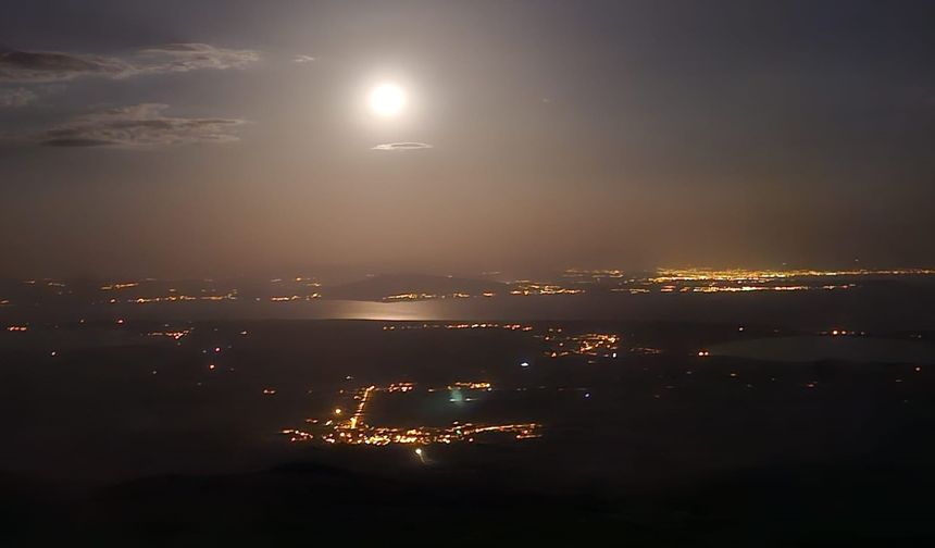Bitlis'te Van Gölü'ne yansıyan dolunay manzarası büyüledi