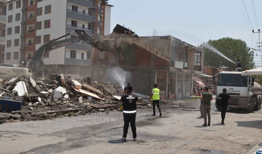 Adilcevaz’da Görüntü Kirliliği Oluşturan Yapıların Yıkımına Başlandı