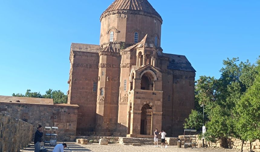 Van’ın Tarihi Akdamar Kilisesi Ziyaretçi Akınına Uğruyor