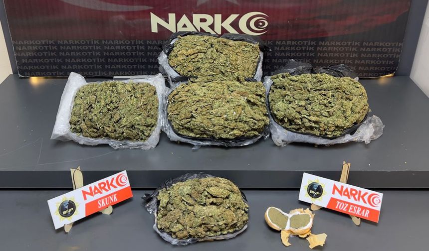 Durdurulan araçta 4 kiloyu aşkın skunk ve toz esrar ele geçirildi